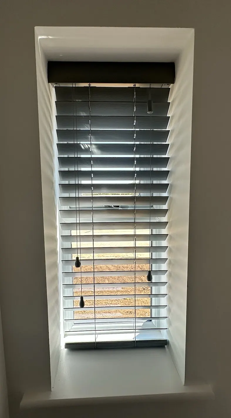 Wood-effect Venetian blind fitted to the same narrow window