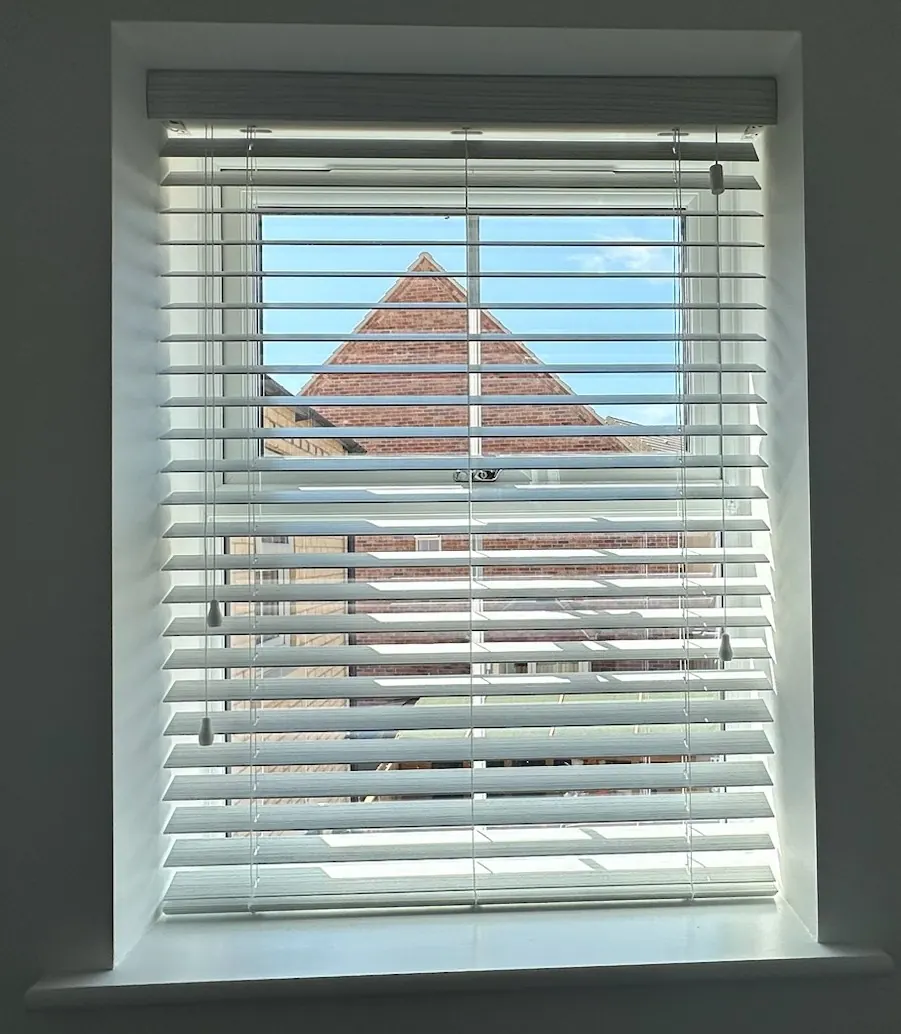 Wood-effect Venetian blind fitted within the same deep window recess